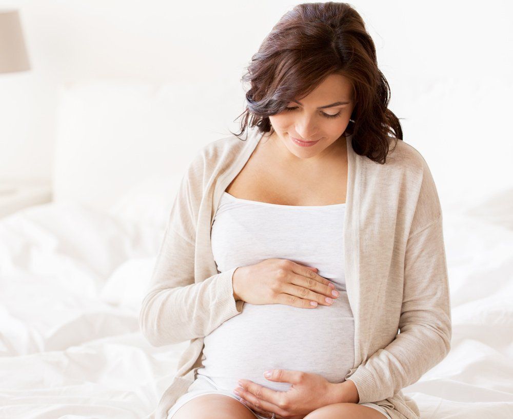 Hebamme untersucht eine schwangere Frau