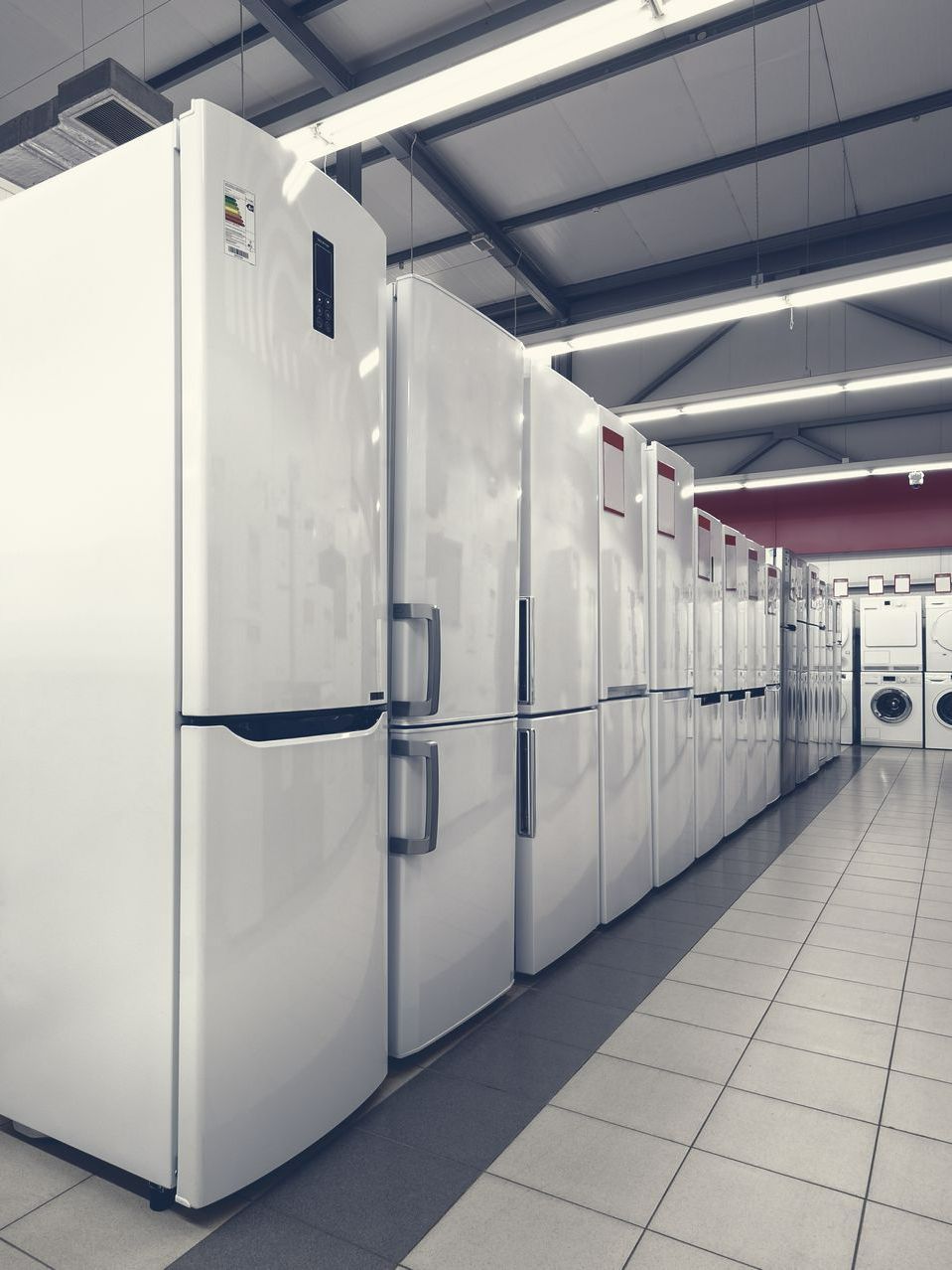 Rayon du magasin avec frigo et congélateur