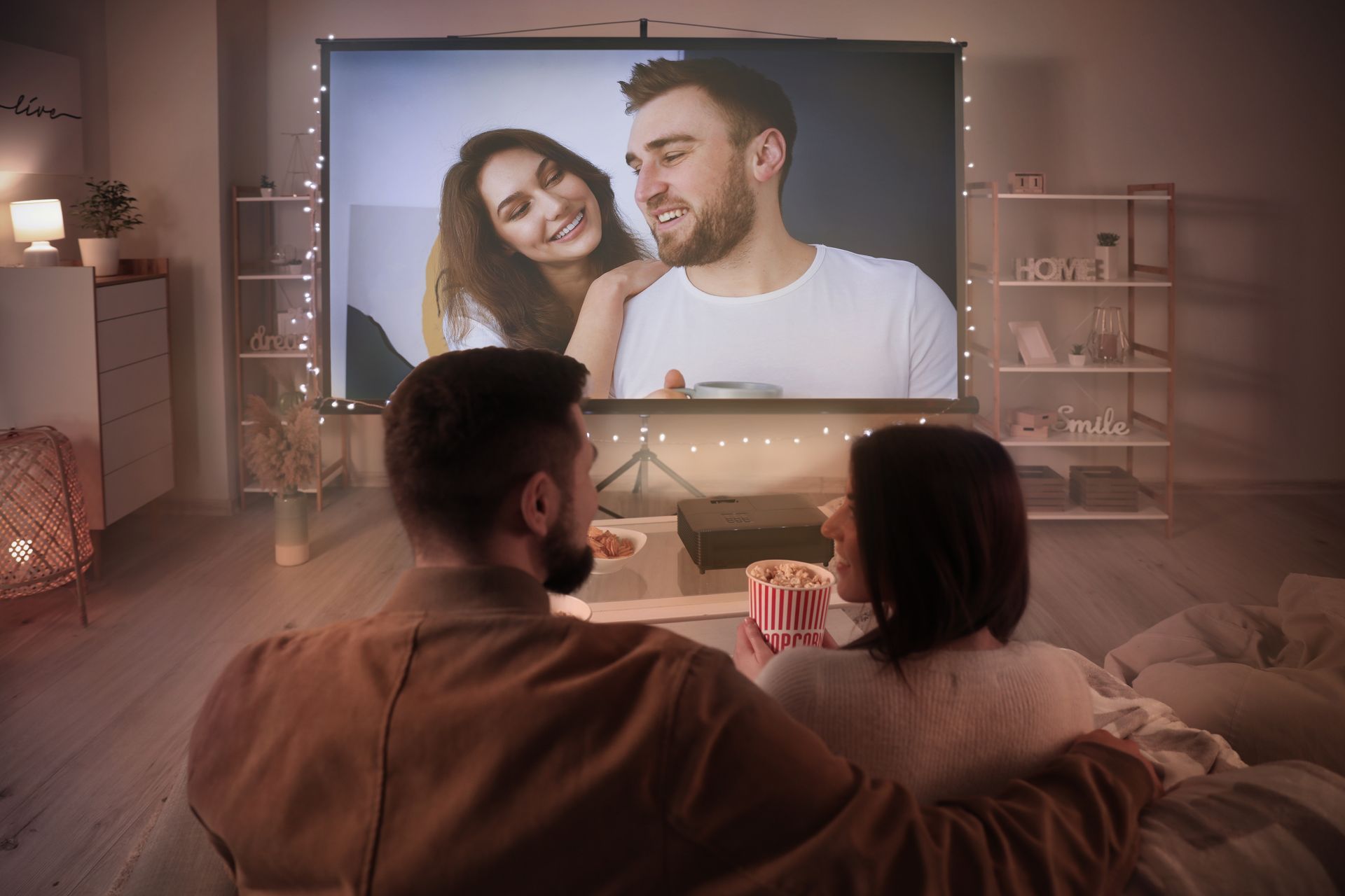 Couple devant le home cinéma