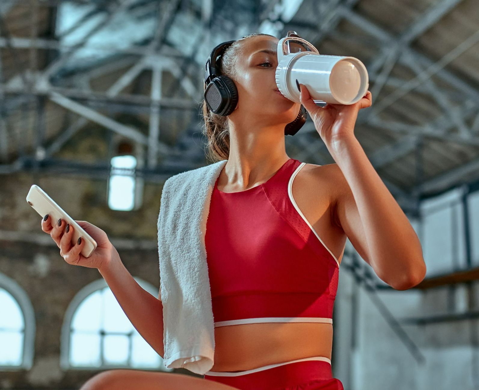 Sportive avec casque audio et smartphone