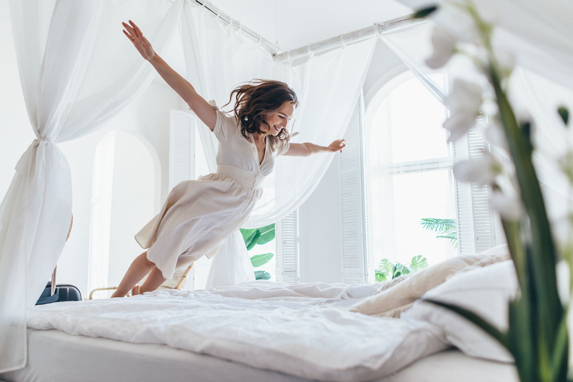 Femme qui saute sur le lit