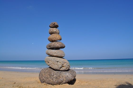 Ein Haufen übereinander gestapelter Steine ​​an einem Strand.