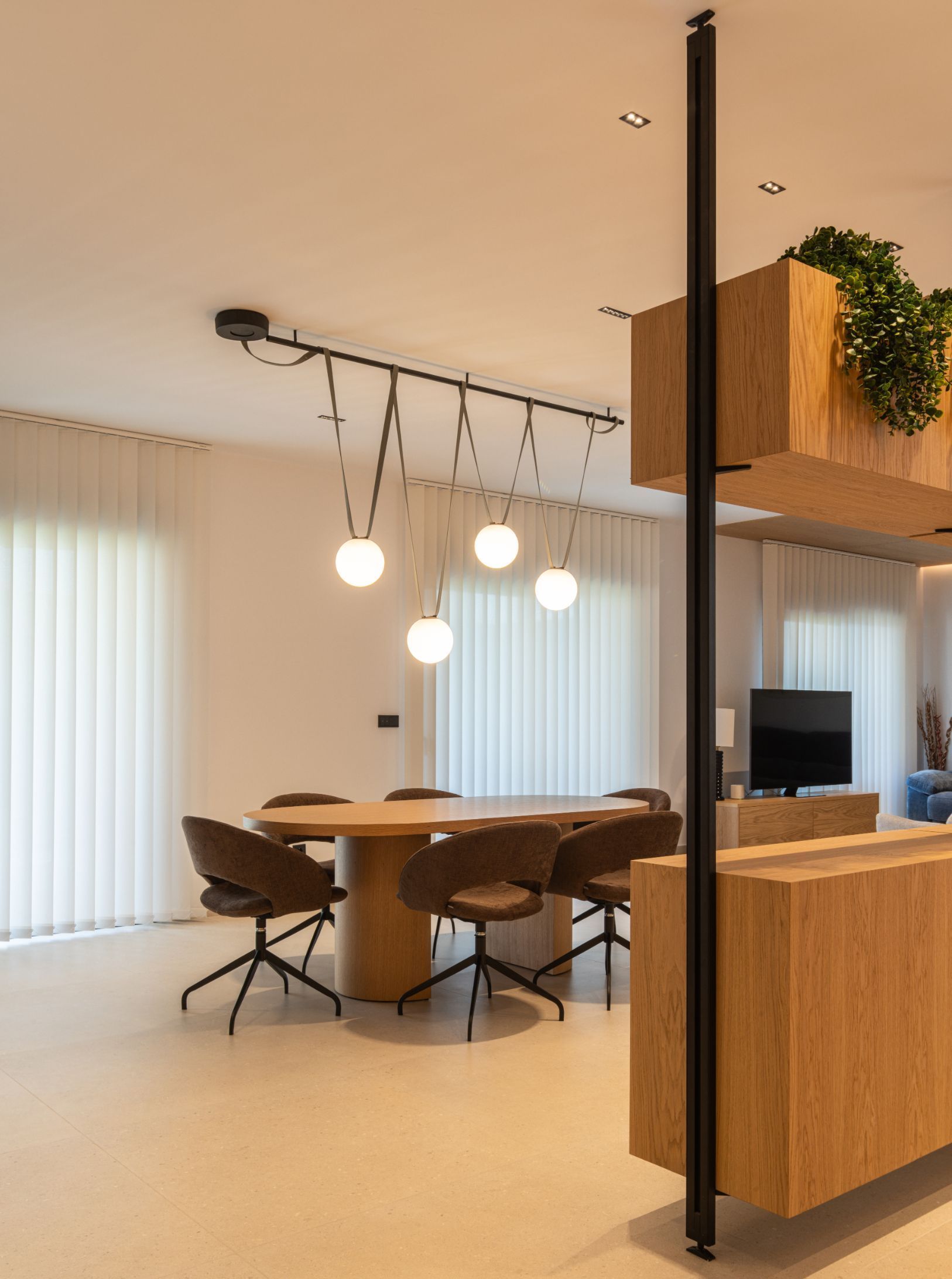 Pasillo minimalista con pared de piedra texturizada, banco empotrado de madera, revestimiento de madera clara