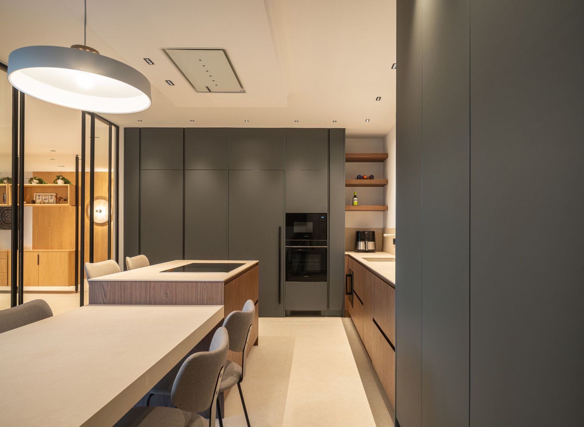 Un dormitorio moderno con una pared decorativa de madera, una cama de color neutro y puertas correderas de cristal