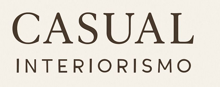 Logotipo que presenta la palabra "CASUAL" en una fuente serif grande y oscura sobre "INTERIORISMO" 
