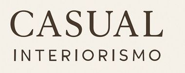 Logotipo que presenta la palabra "CASUAL" en una fuente serif grande y oscura sobre "INTERIORISMO" 
