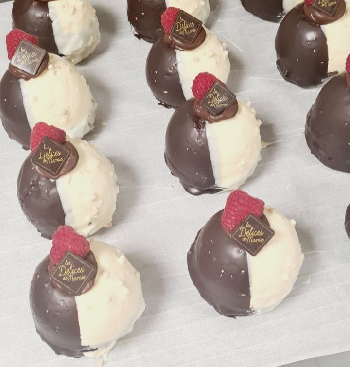 Pâtisserie au chocolat avec une feuille dessus