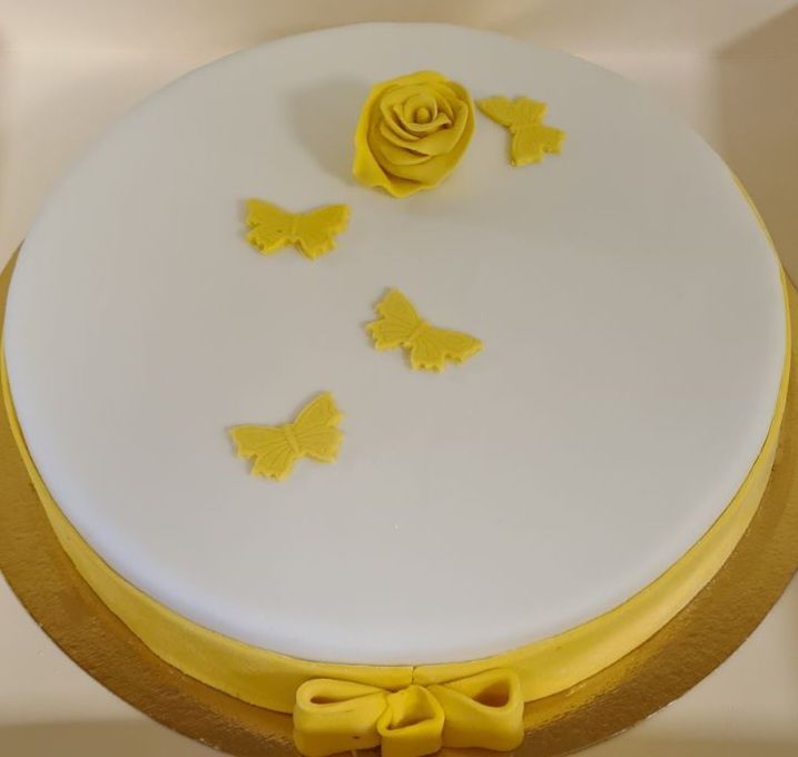 Gâteau blanc et jaune