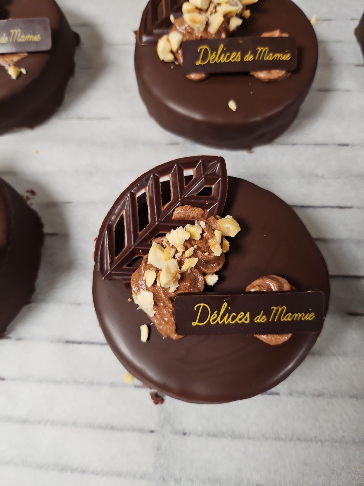 Pâtisserie avec une feuille découpée en chocolat par-dessus