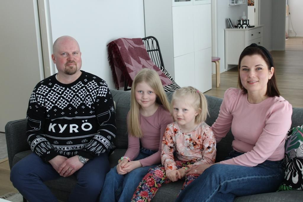 perhe istuu kotinsa sohvalla Pöytyällä.
