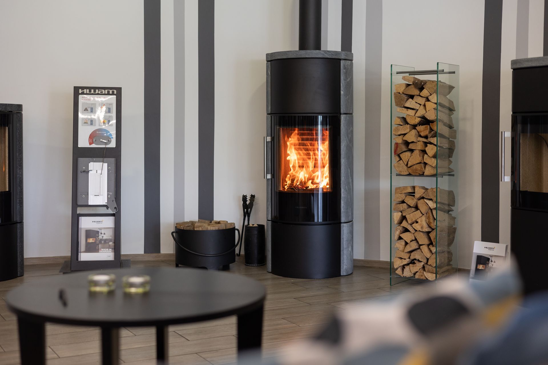 Ein Wohnzimmer mit Kamin und Couch