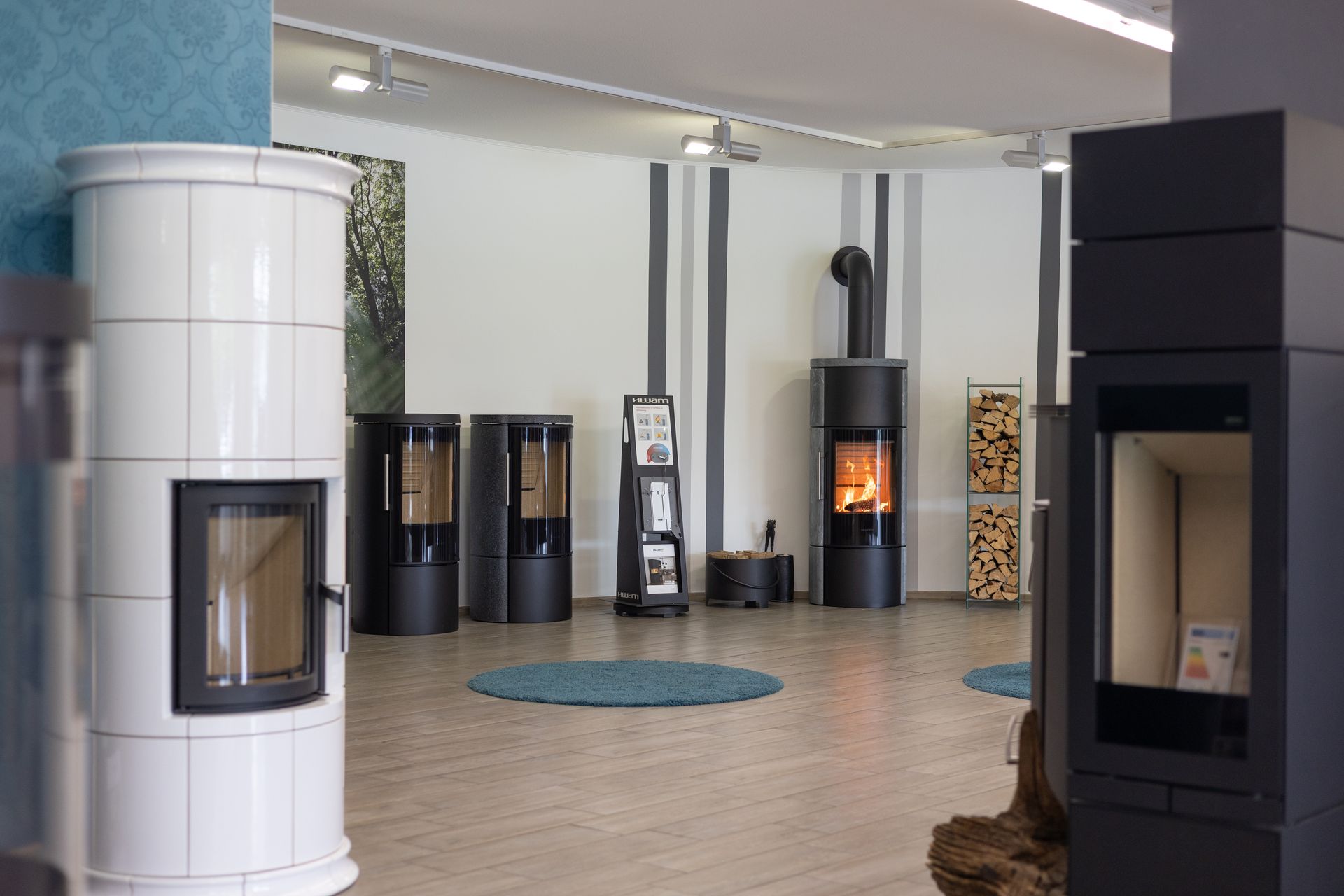 Ein Mann steht vor einem Kamin in einem Wohnzimmer.