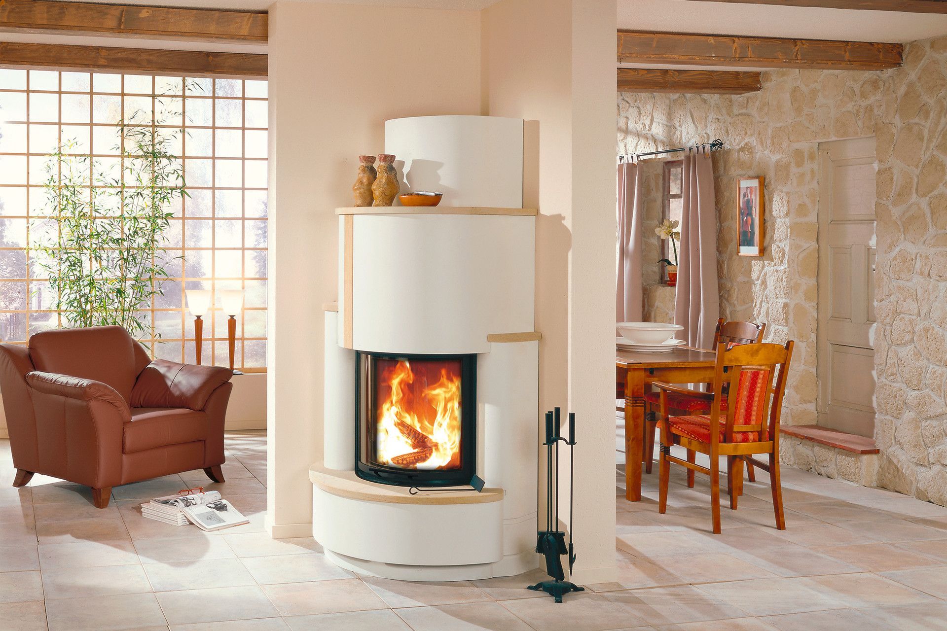 Ein Wohnzimmer mit Kamin und Sessel