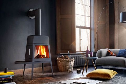 Ein Wohnzimmer mit Kamin und Couch