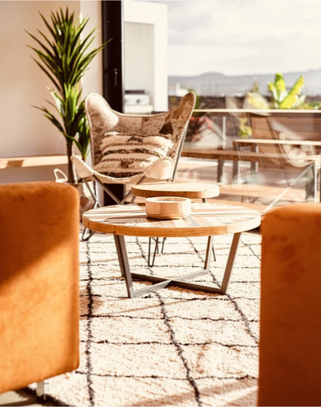 Una sala de estar con dos sillas y una mesa de café.