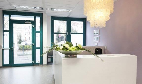 Empfangstresen in Physiotherapie Praxis Empfangstresen in Physiotherapie Praxis