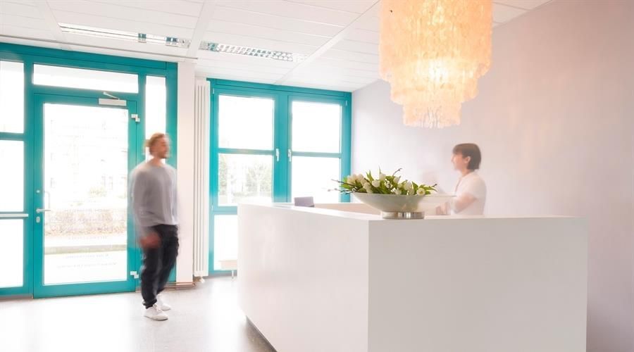 Empfangstresen in Physiotherapie Praxis Empfangstresen in Physiotherapie Praxis