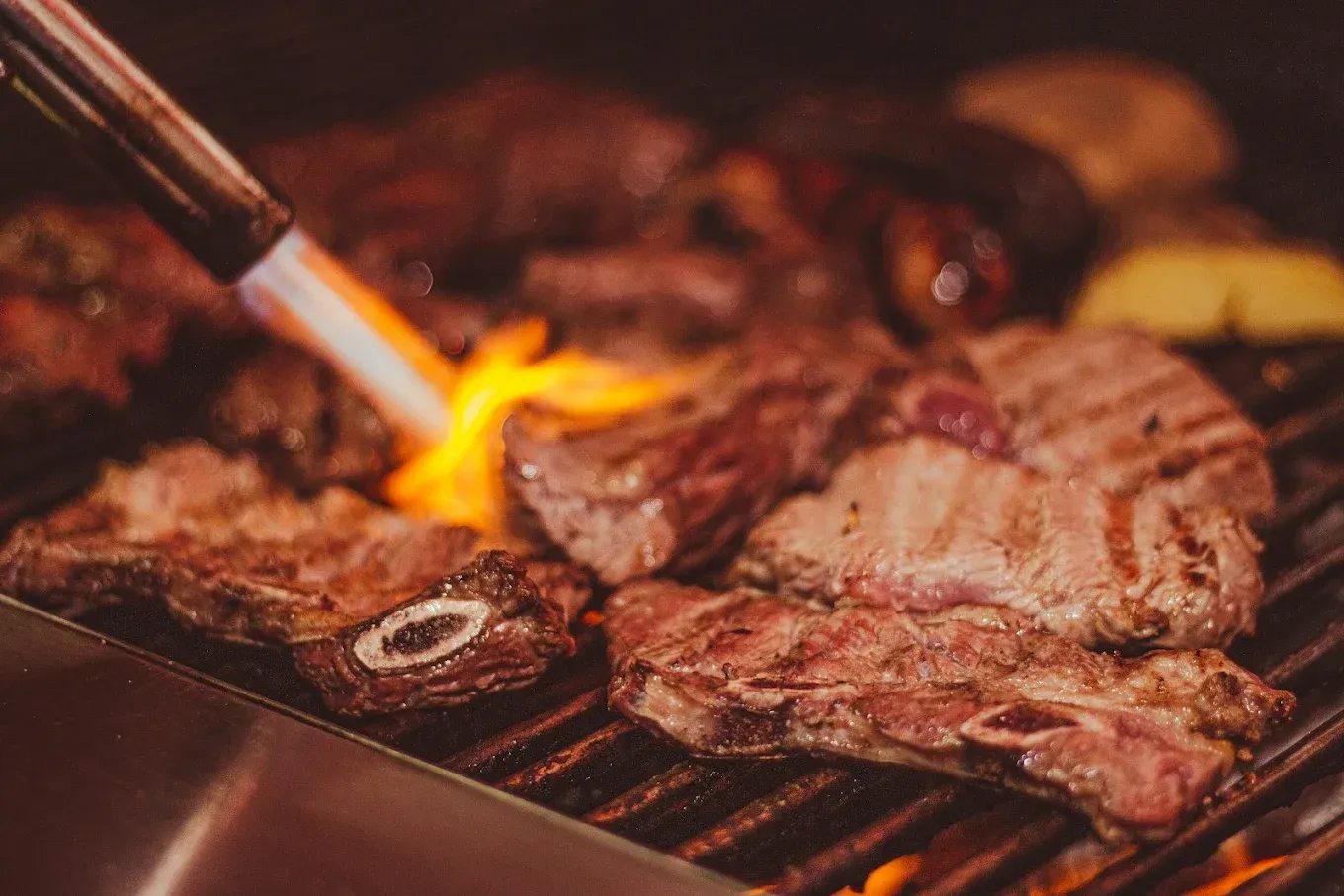 Asar un filete a la parrilla sobre fuego directo, con pinzas y dejando marcas de la parrilla en la rejilla.