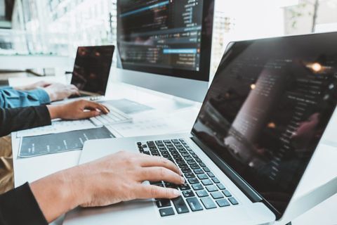 ServiceTechnik-Junkes Person tippt auf einem Laptop