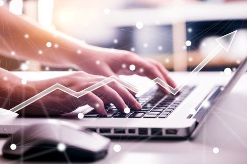 ServiceTechnik-Junkes Person tippt auf einem Laptop