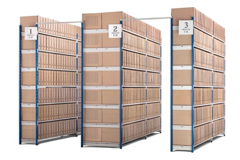 Tres estantes llenos de cajas de cartón con los números 1, 2 y 3 en ellos.