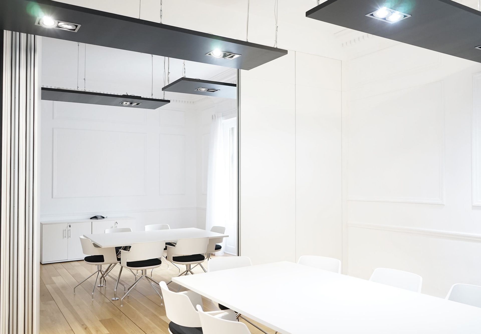 Una habitación con una mesa y sillas.