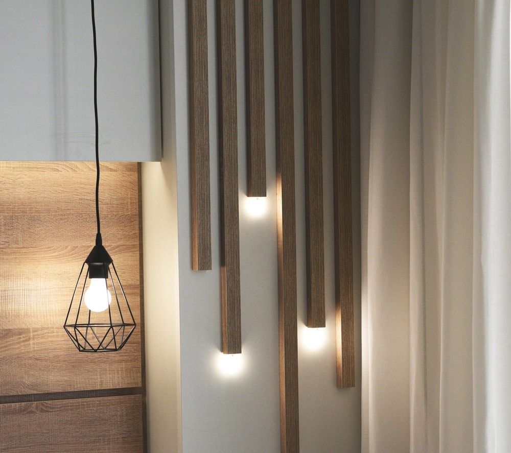 Una habitación con una lámpara colgante que cuelga del techo.