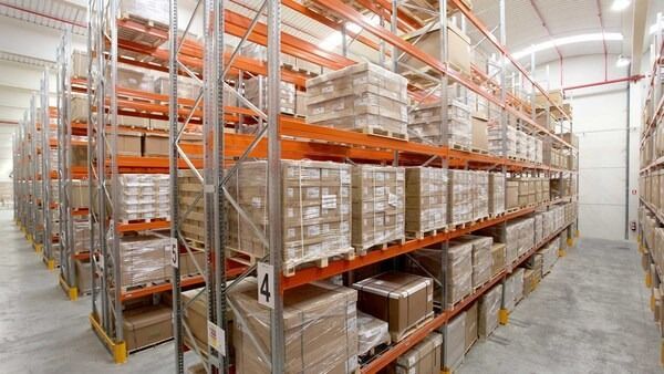 Un gran almacén lleno de muchas cajas en estantes.