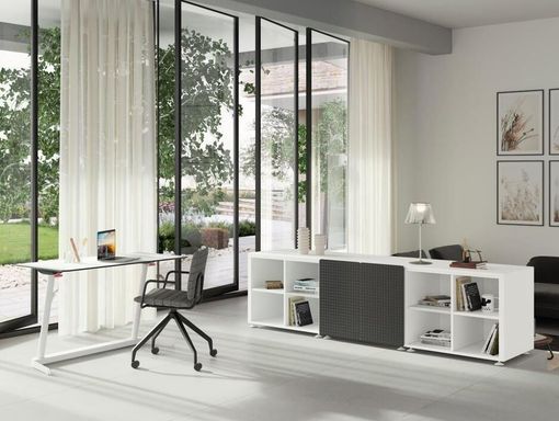 Una sala de estar con un escritorio, una silla y estantes.