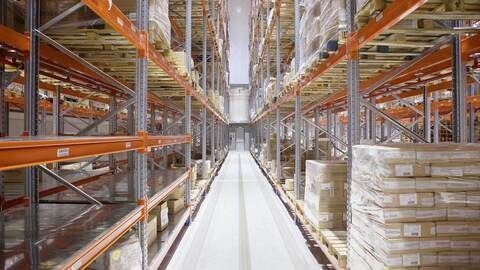 Un almacén lleno de muchos estantes y cajas.