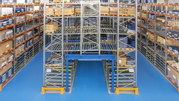 Un gran almacén lleno de muchos estantes y cajas.