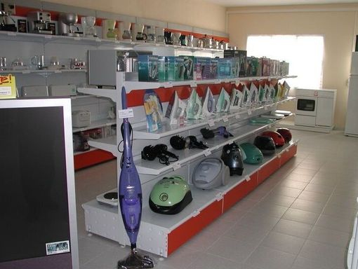 Una aspiradora está en un estante de una tienda.