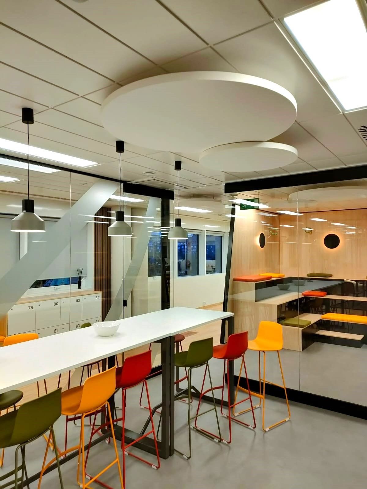 Una habitación con una mesa larga y sillas.