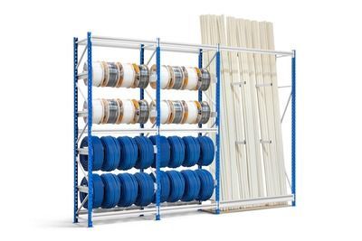 Un estante de almacén lleno de barriles azules y tuberías blancas.