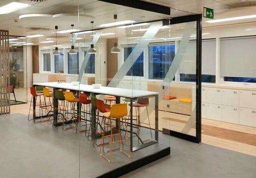 Una habitación con una mesa larga y sillas.