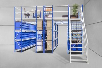 Hay una escalera que conduce al segundo piso de un almacén.