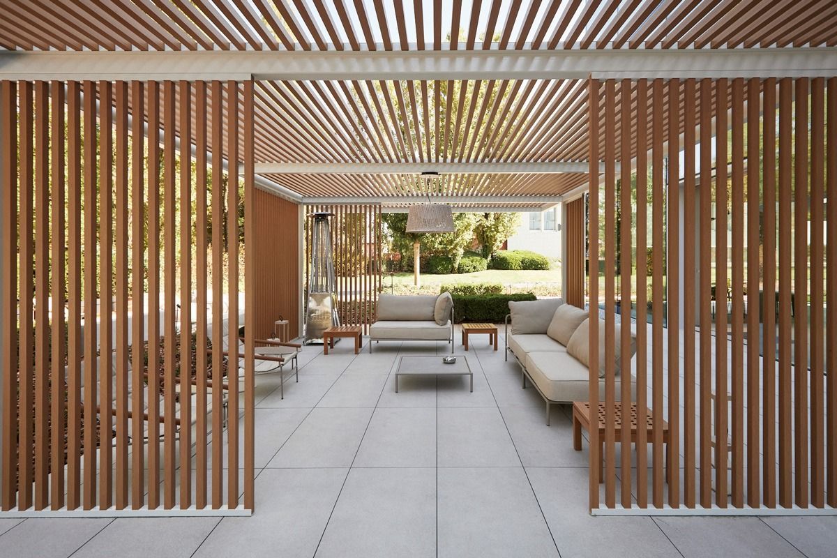 Un patio con una valla de madera y un sofá.