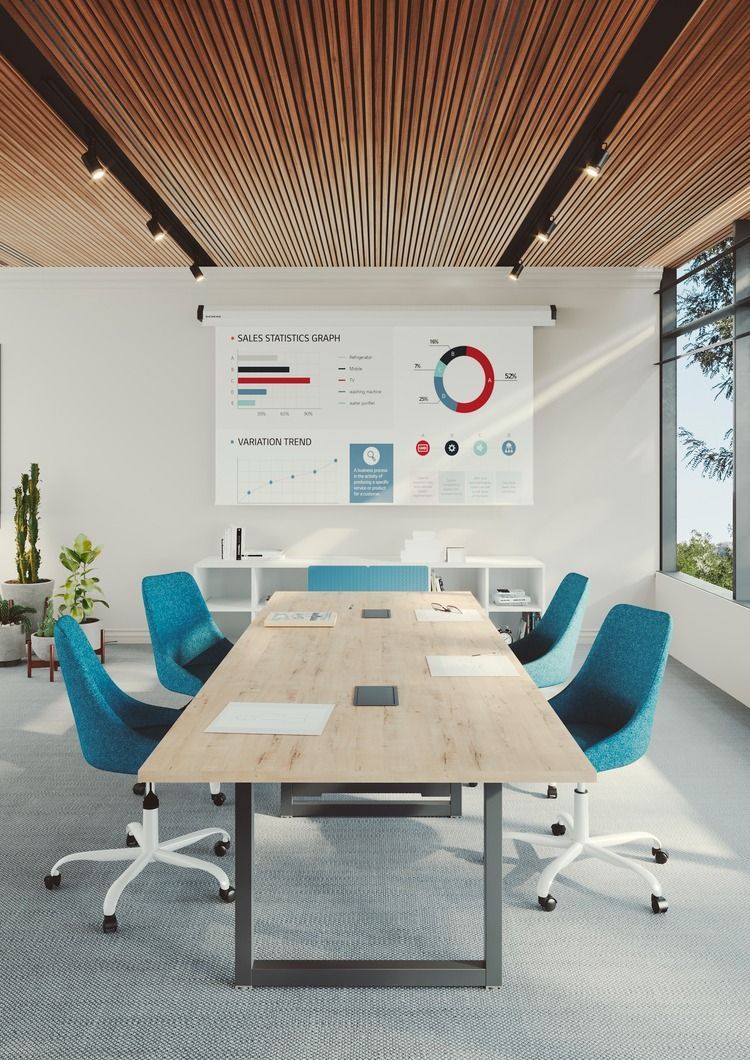 Una sala de conferencias con una larga mesa de madera y sillas azules.