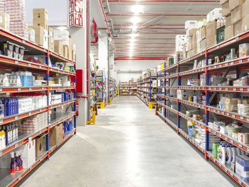 Un almacén lleno de muchos estantes y cajas.