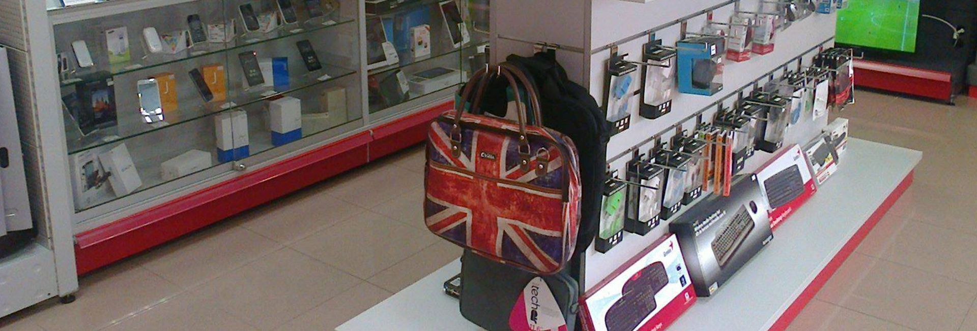 Una mochila con una bandera británica está expuesta en una tienda.