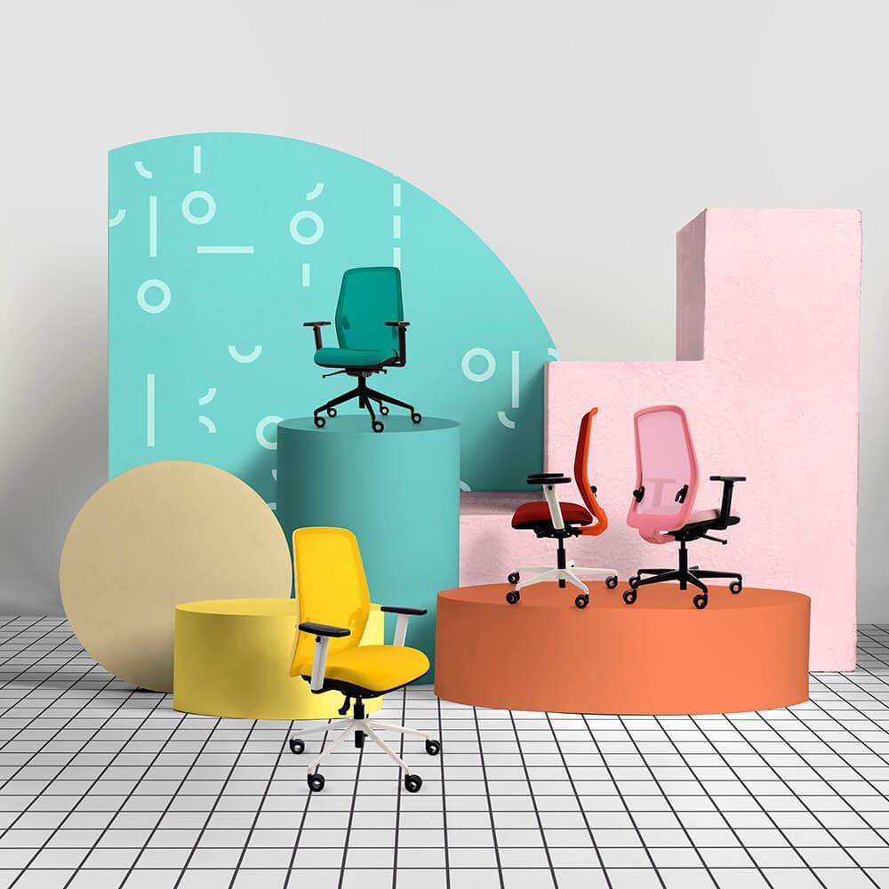 Un grupo de sillas de oficina de colores están colocadas sobre un suelo a cuadros.