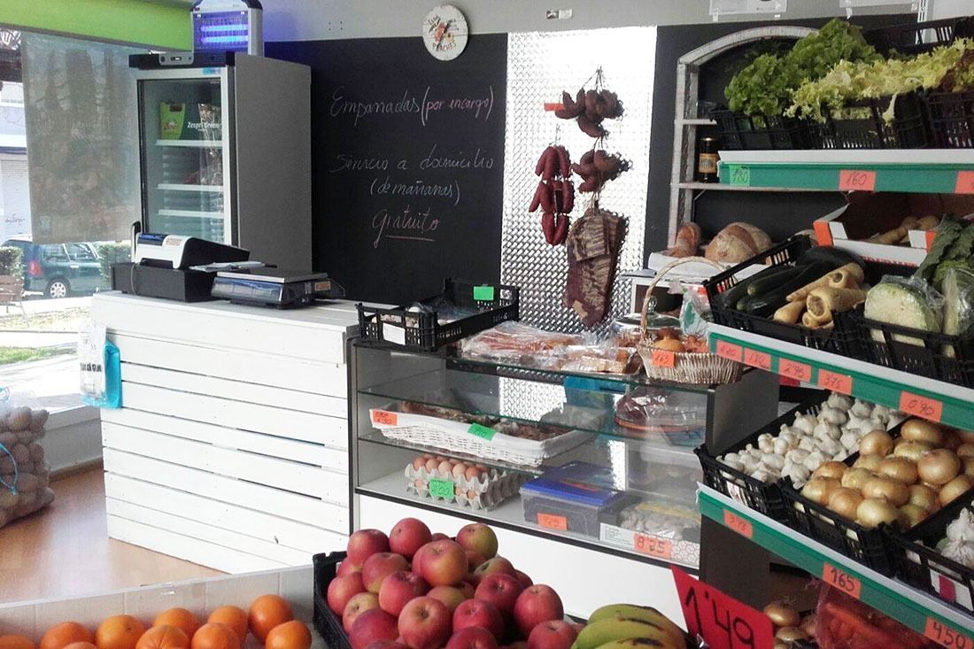 Una tienda de comestibles llena de frutas y verduras.