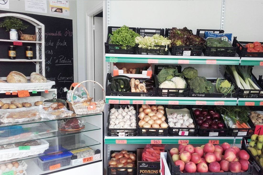 Una tienda de comestibles llena de muchas frutas y verduras.