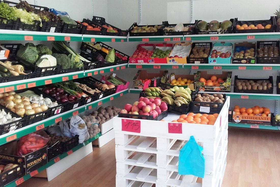 Una tienda de comestibles llena de muchas frutas y verduras.