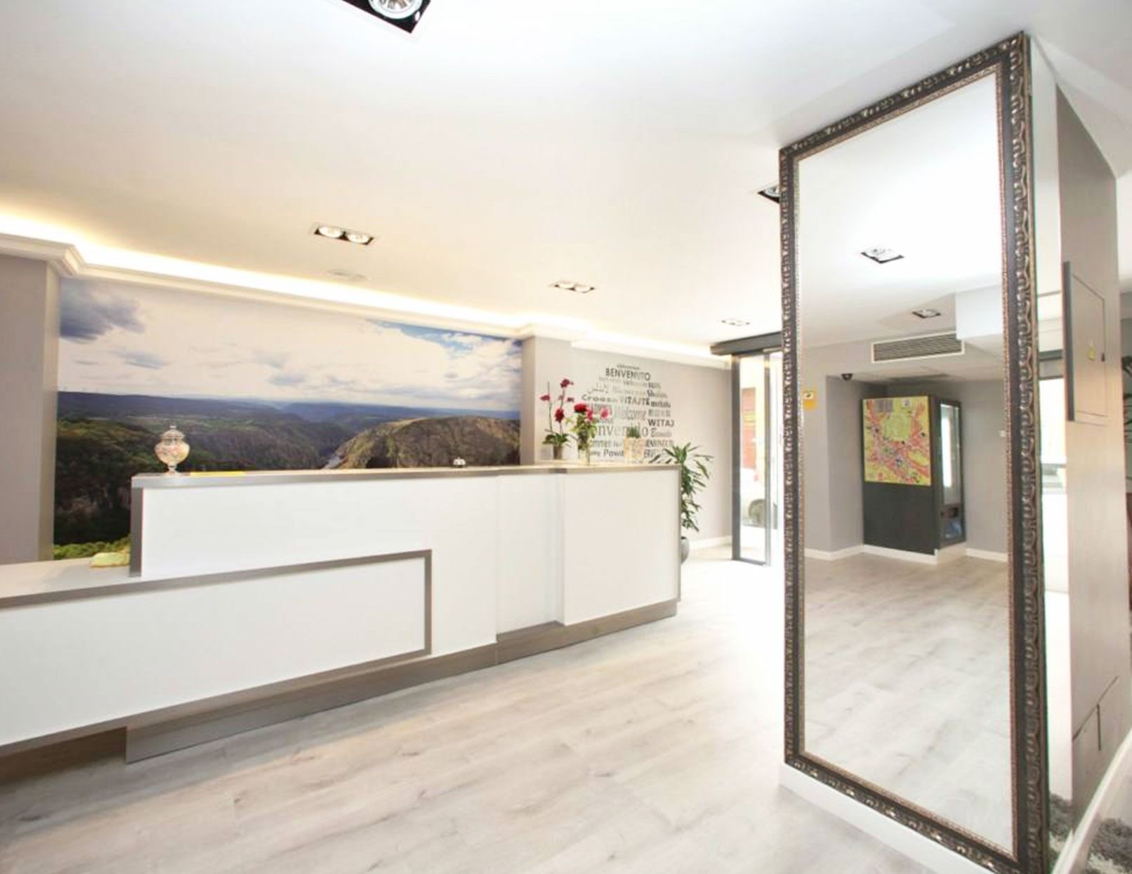 Hay un espejo grande en el medio de la habitación.