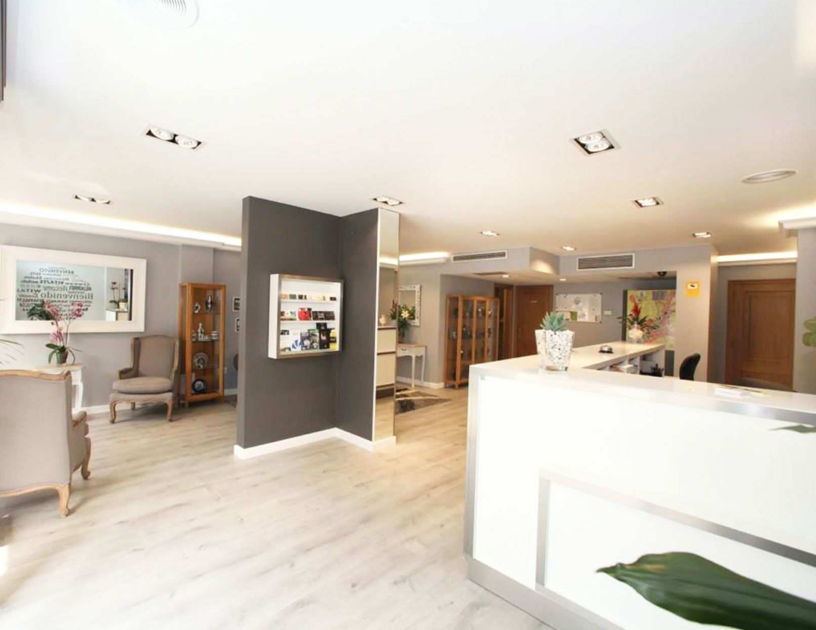 Una habitación grande con un mostrador blanco en el medio.