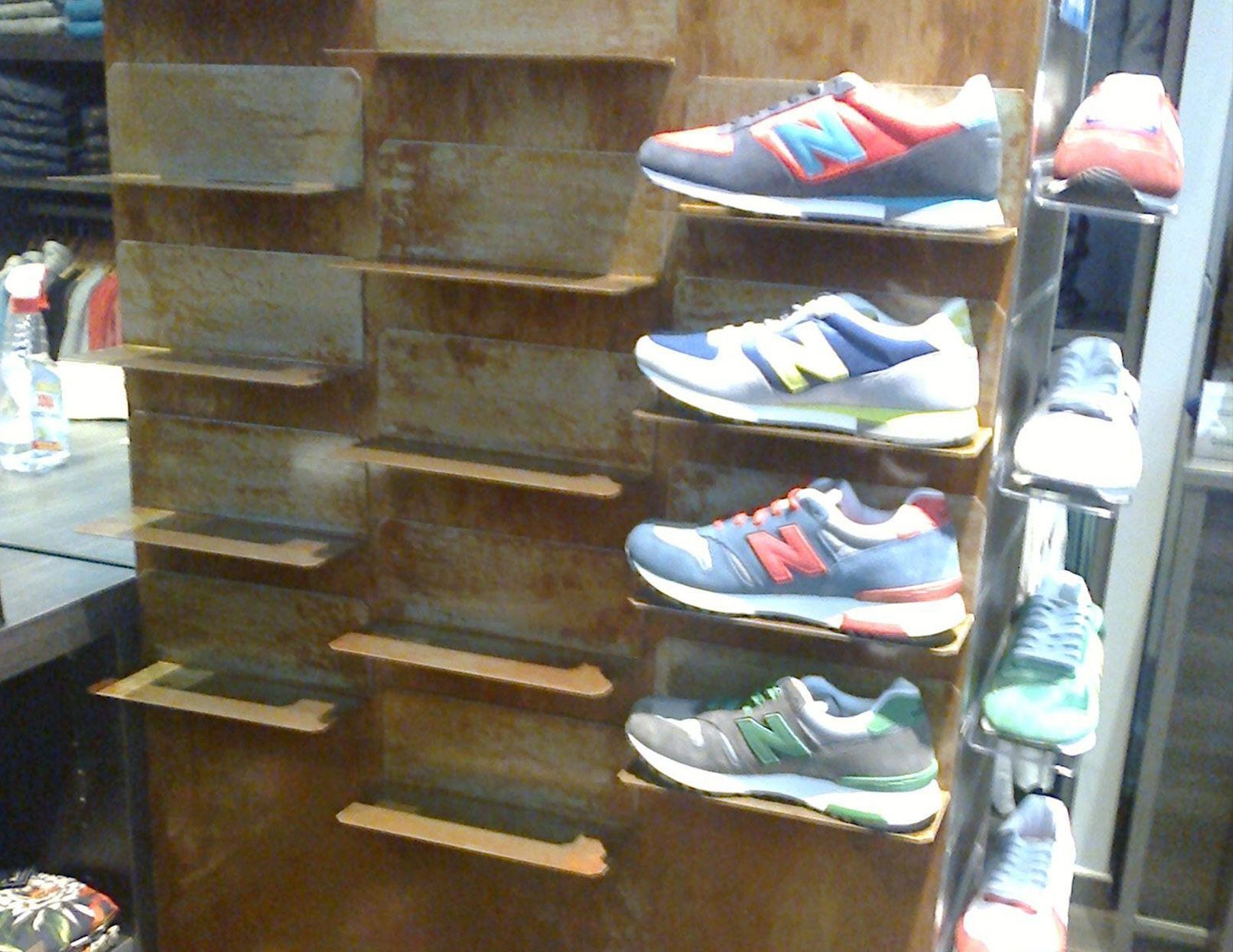 Una exhibición de zapatos New Balance en una tienda