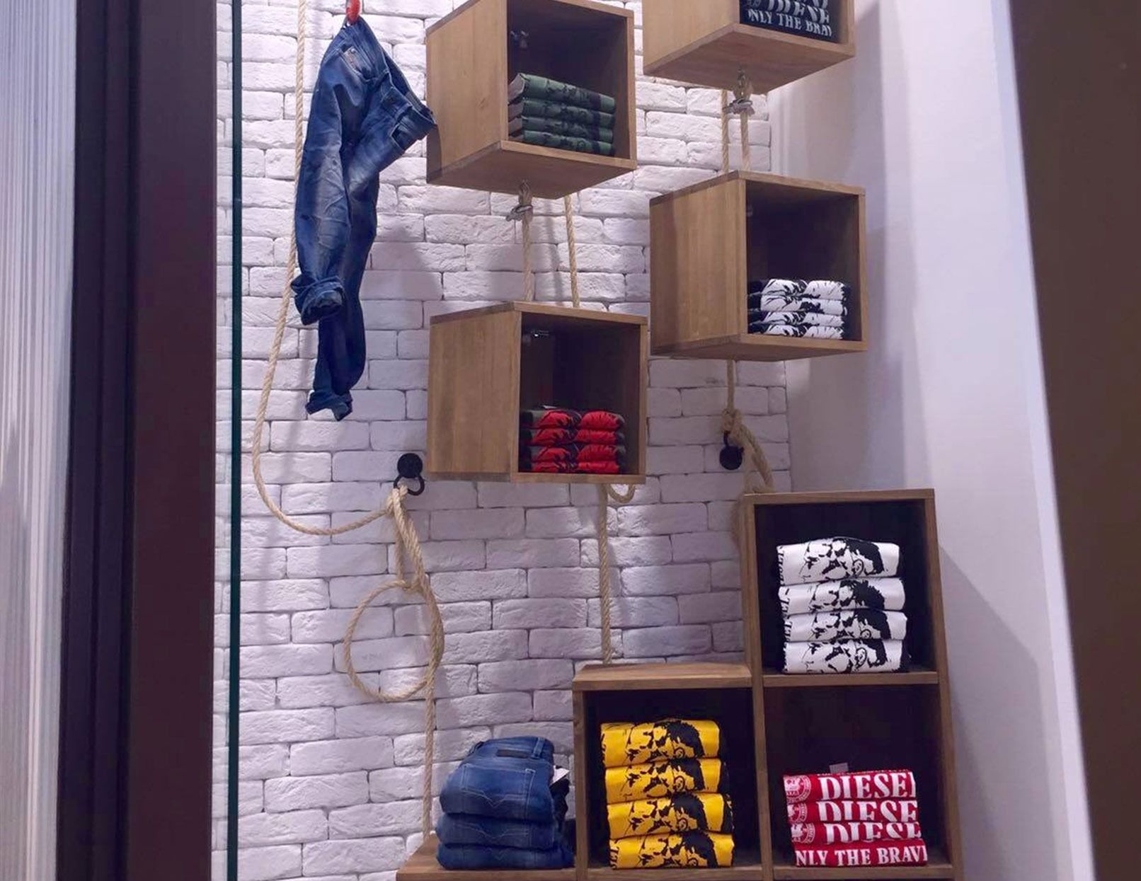 Una exhibición de ropa en una tienda que dice Diesel