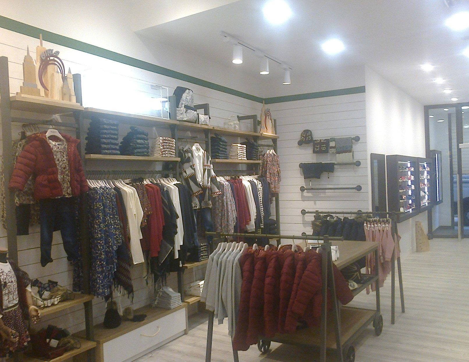 Una tienda de ropa con mucha ropa en exhibición