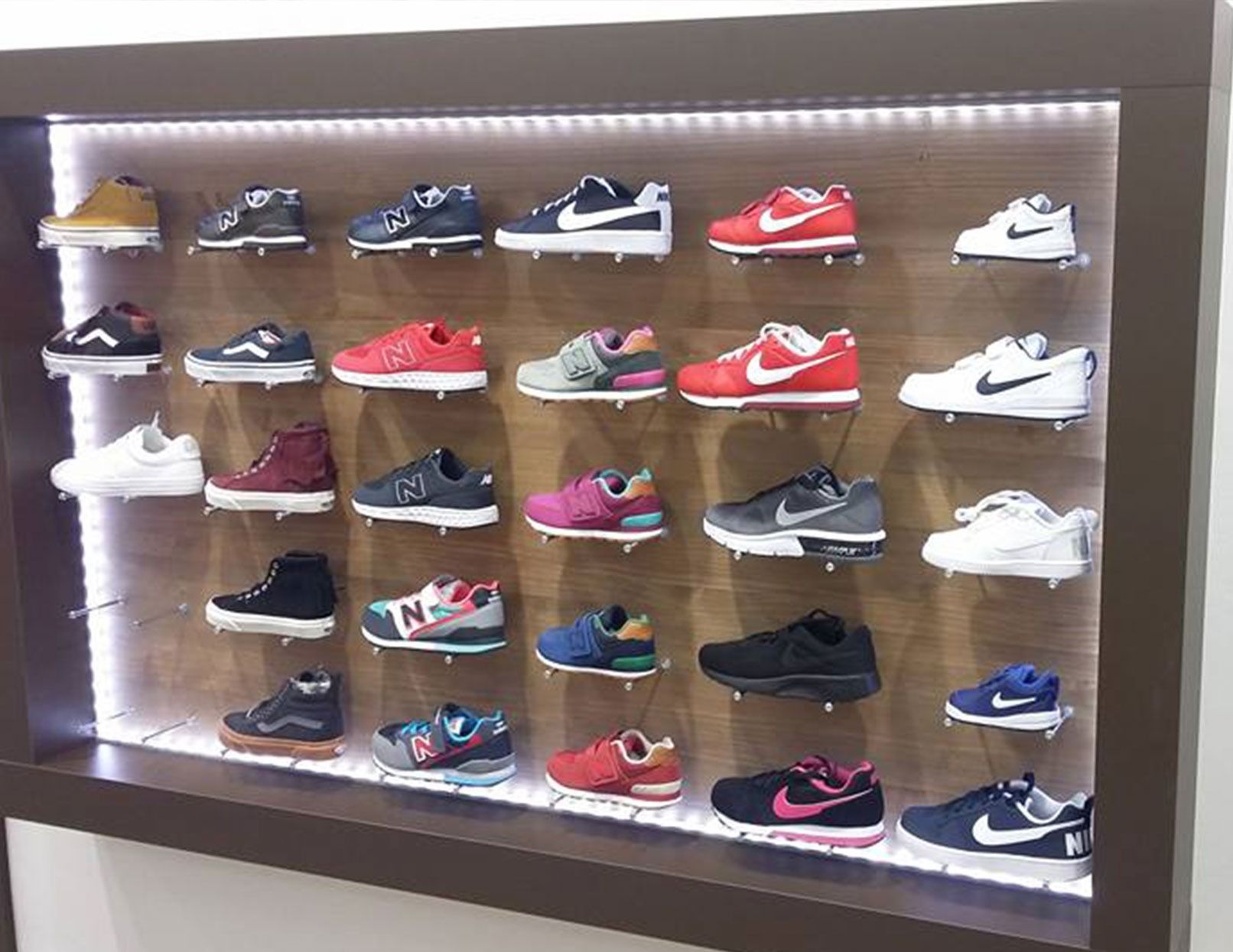 Una pared llena de muchos tipos diferentes de zapatos